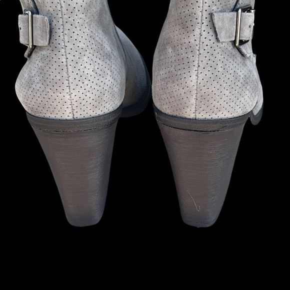 New Vince Camuto grey suede front V-Cute peep toe booties size 11M - Picture 4 of 13